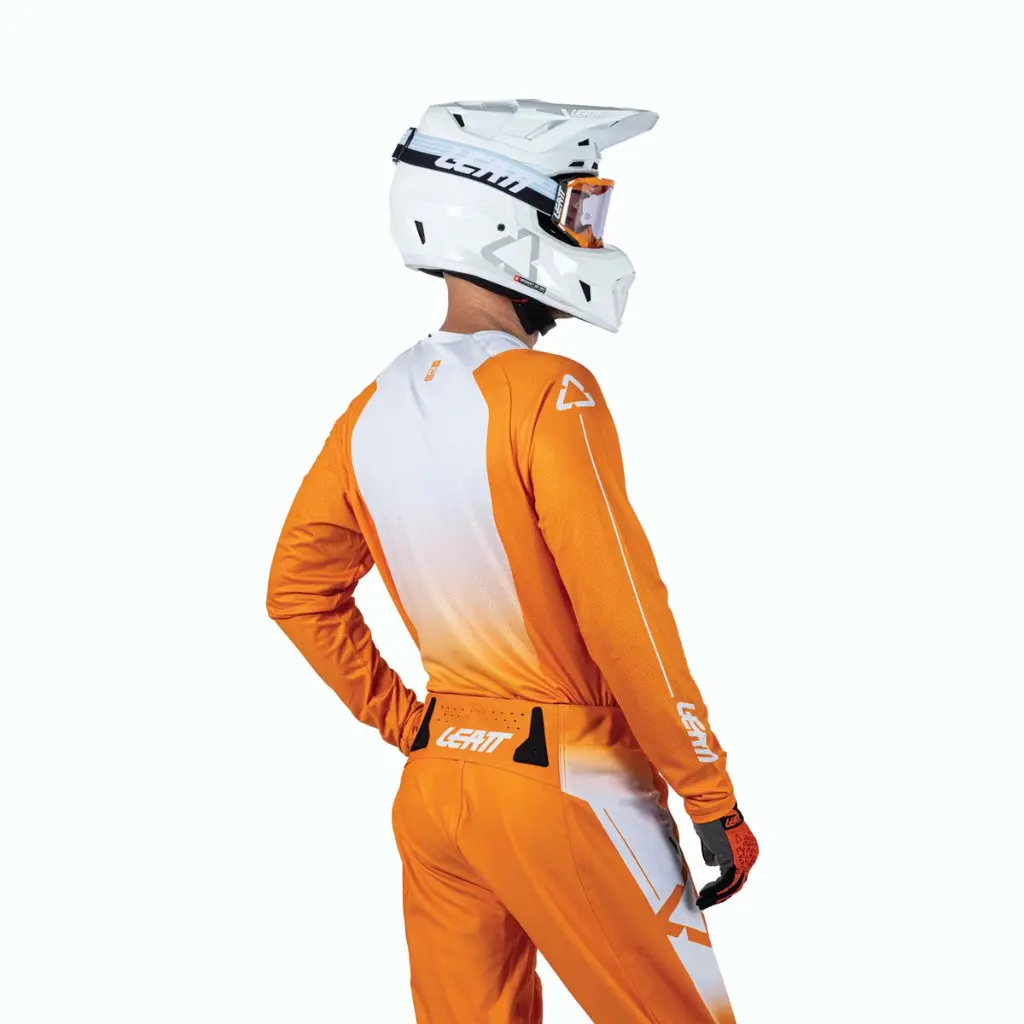 Leatt_JerseyMoto_4.5Lite_Orange_Mood2_5026000340.webp