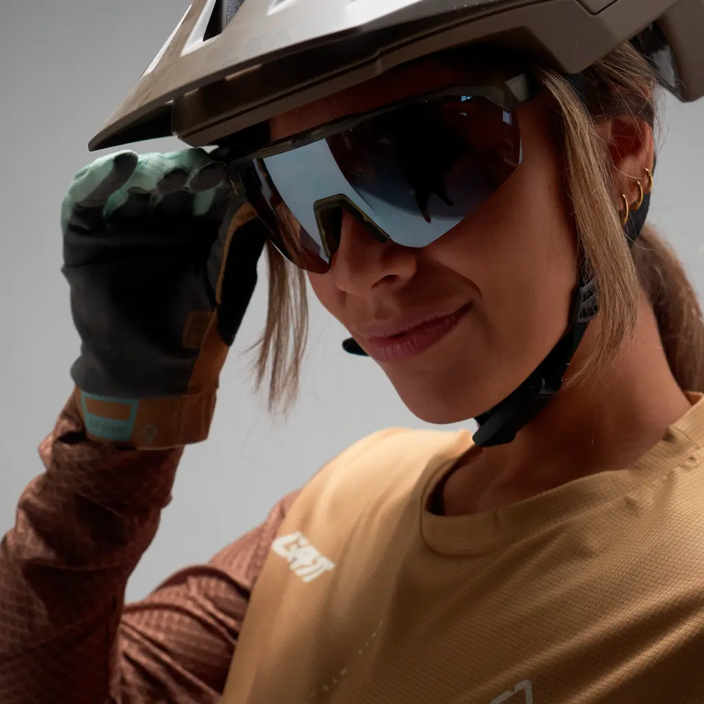 Leatt_2026_SunGlassesMTB_SpeedVizLite_Mood_6.jpg.webp