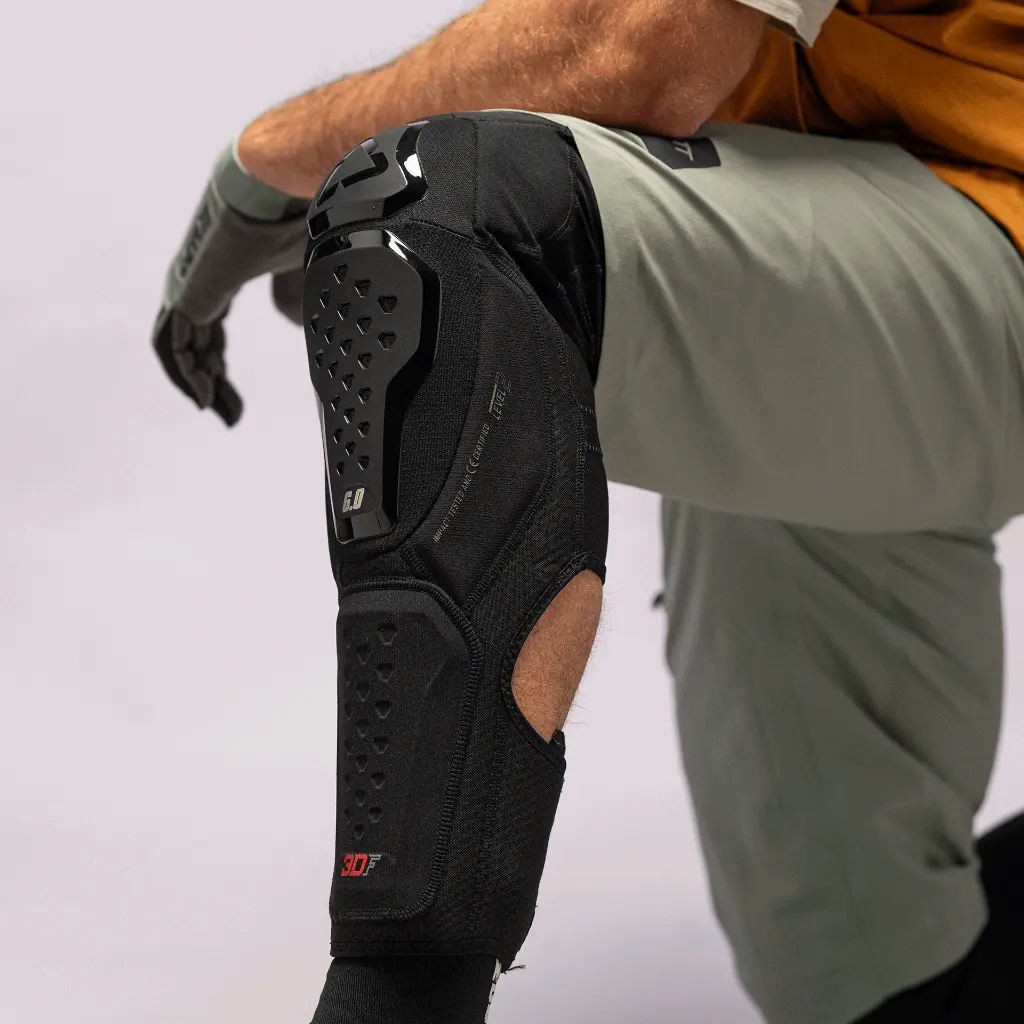 Leatt_Protection_KneeGuard_6.0EVOEXT_Black_Mood12_50260111060.webp