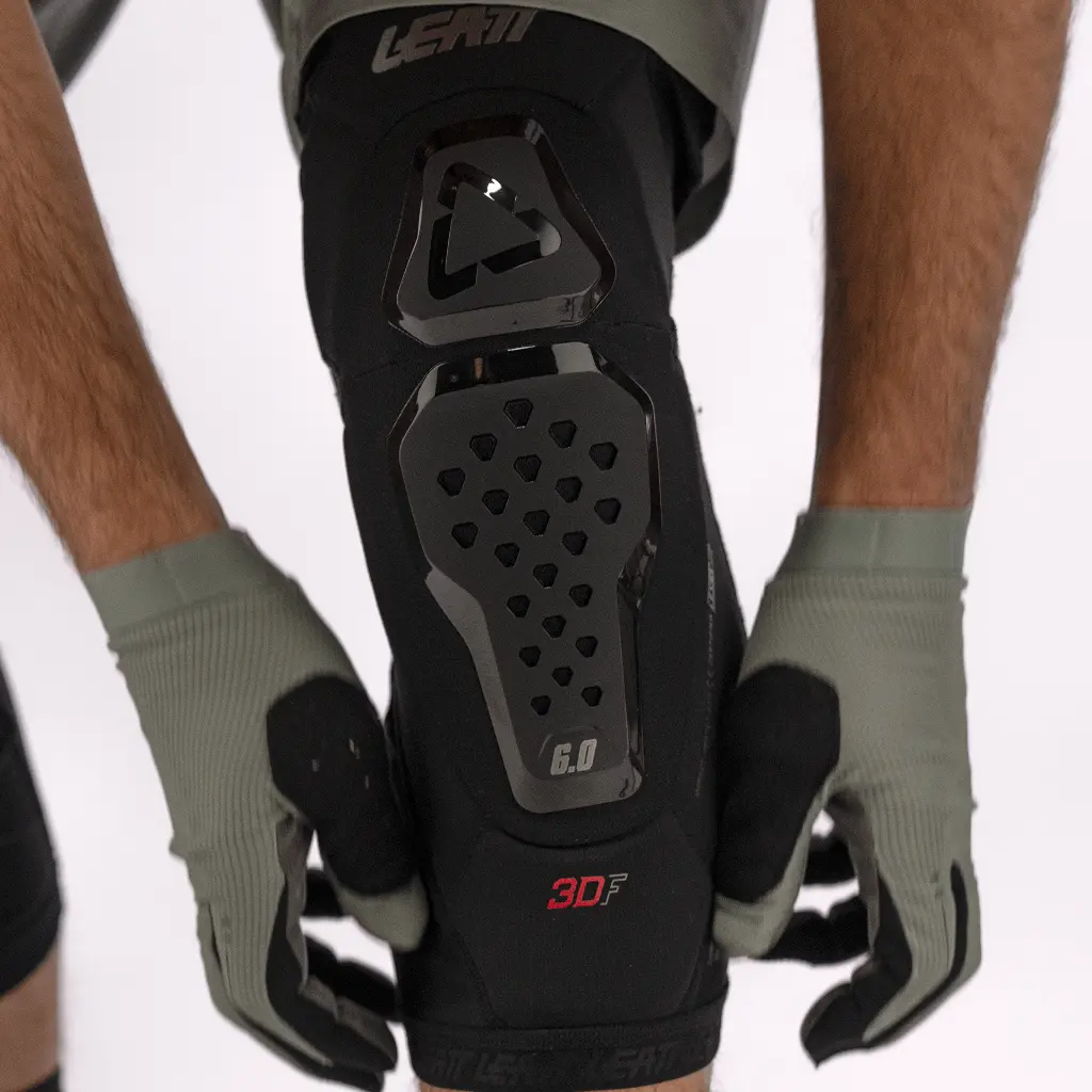 Leatt_Protection_KneeGuard_6.0EVO_Black_Mood4_50260111210.webp