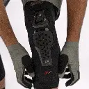 Leatt_Protection_KneeGuard_6.0EVO_Black_Mood4_50260111210.webp