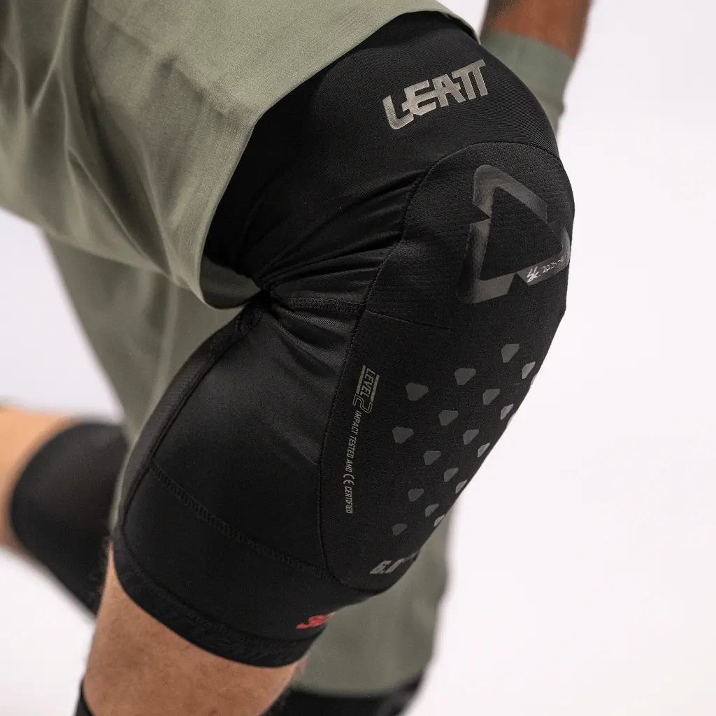 Leatt_Protection_KneeGuard_6.0EVOLite_Black_Mood4_50260111260.webp