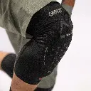 Leatt_Protection_KneeGuard_6.0EVOLite_Black_Mood4_50260111260.webp