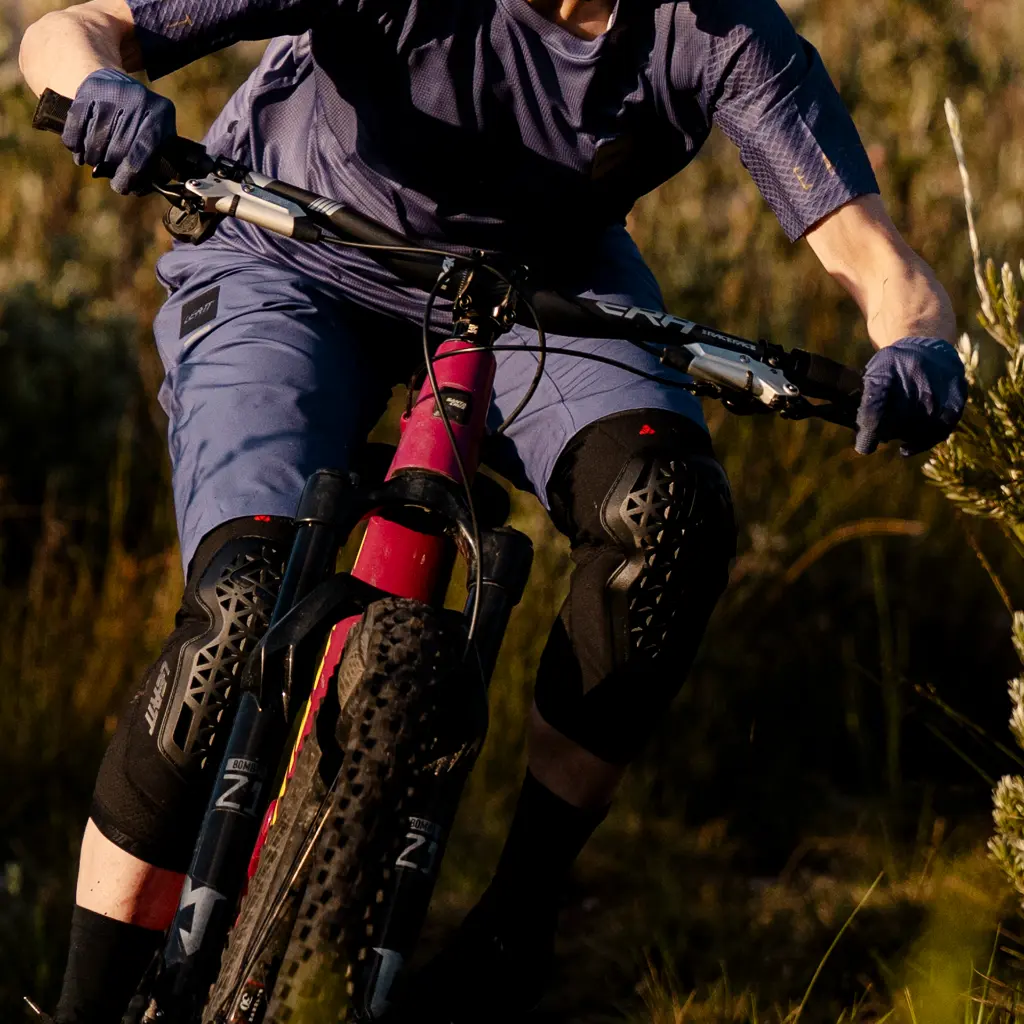 Leatt_KneeGuard_FlexMesh_Black_Mood5_5026011460.webp