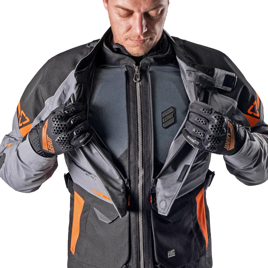 Leatt_2026_JacketADV_8.5MultiTour_IronGrey_Detail1_5026001900.webp