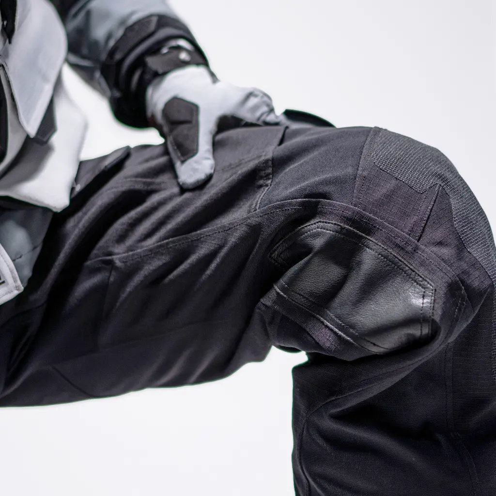 Leatt_2026_PantsADV_5.5DriTour_StealthBlackGrey_Detail1_5026002250.webp