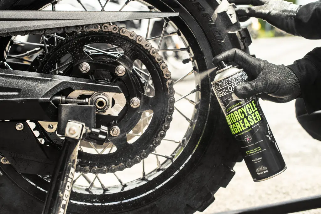 648 - Motorcycle Degreaser - Lifestyle - 6 - copia.webp