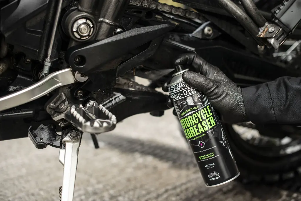 648 - Motorcycle Degreaser - Lifestyle - 5 - copia.webp