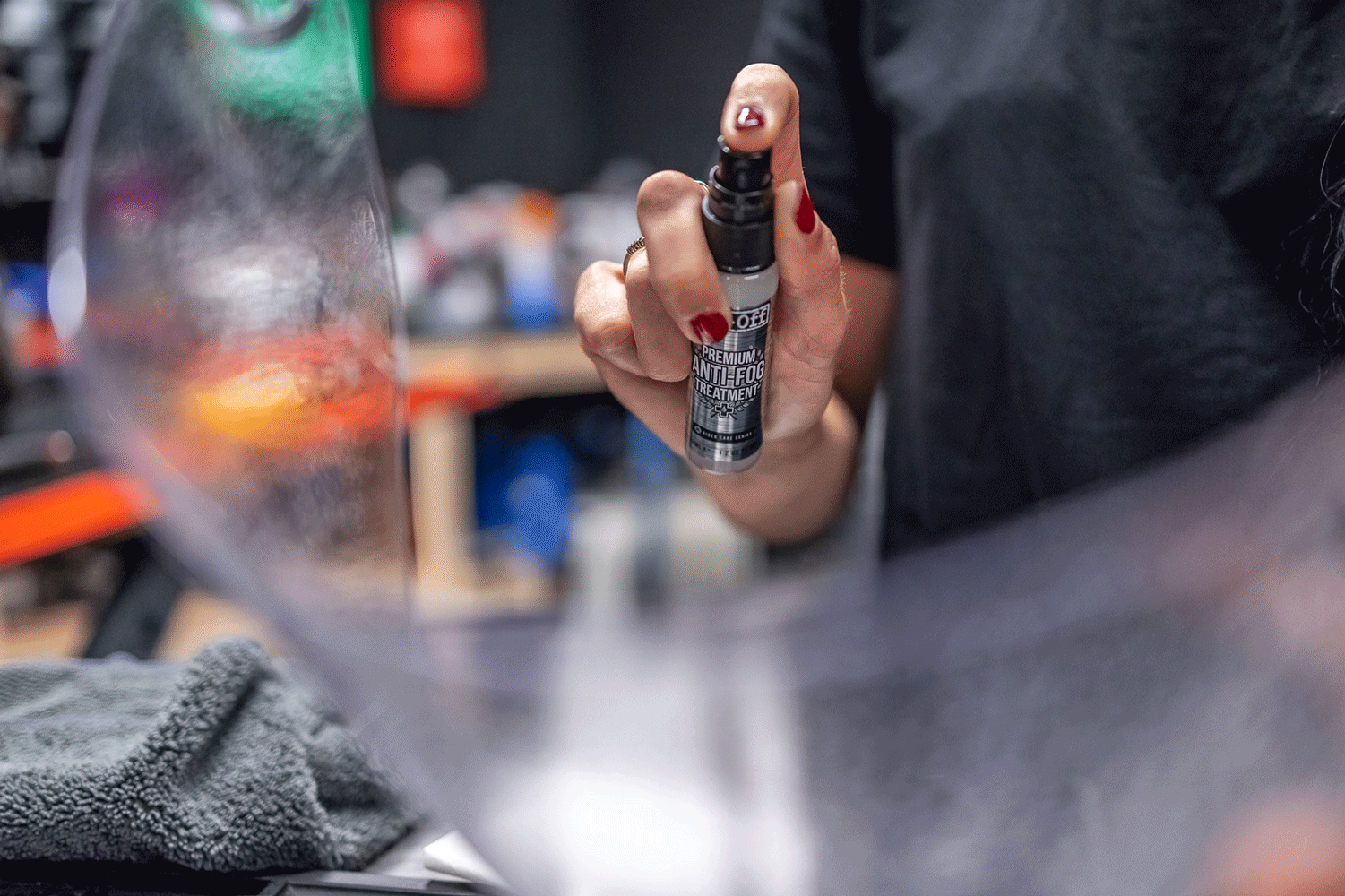 Anti Fog Towards Visor.gif