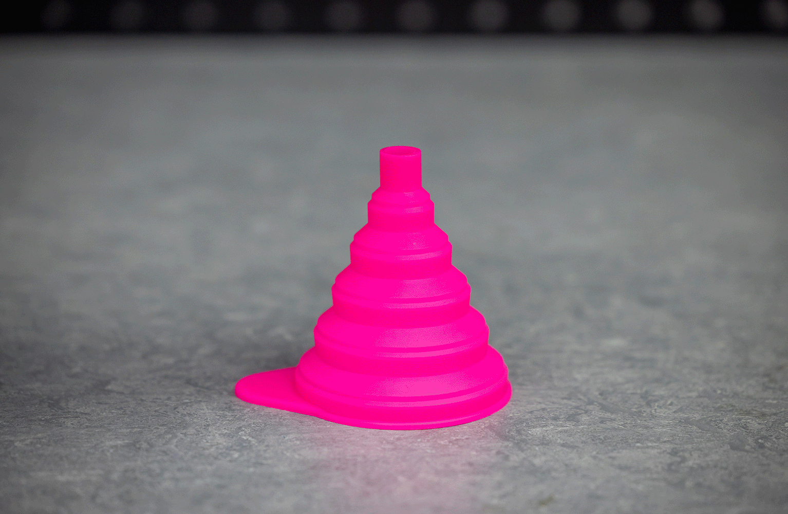 Collapsible Silicone Funnel Compress_Reveal Boomerang.gif