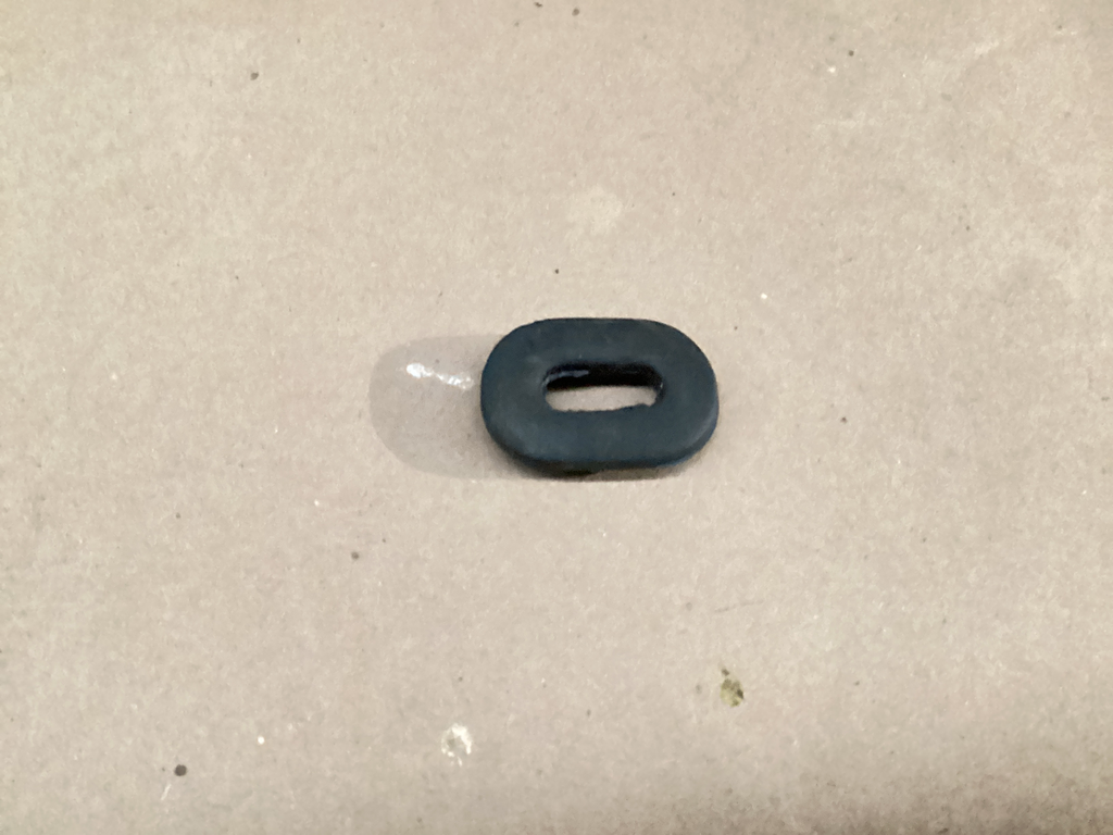 GOMA TAPA LATERAL IZQUIERDA SUPERIOR CARGOTITAN