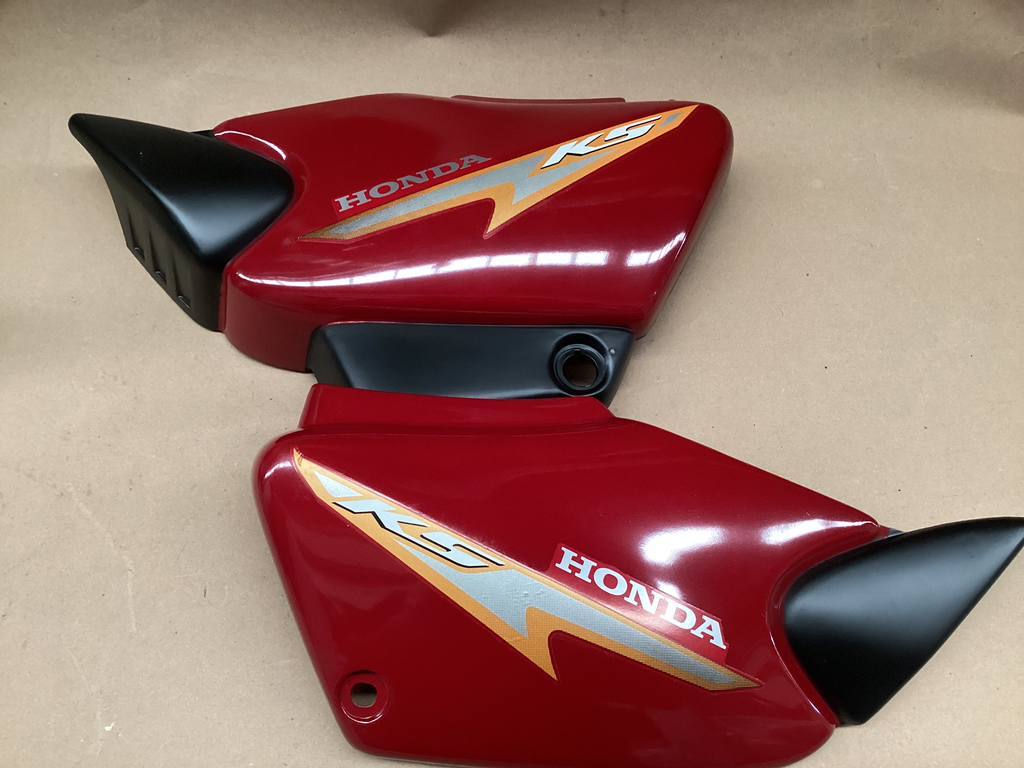 TAPA LATERAL PINTADA ROJA - PAR - TITAN
