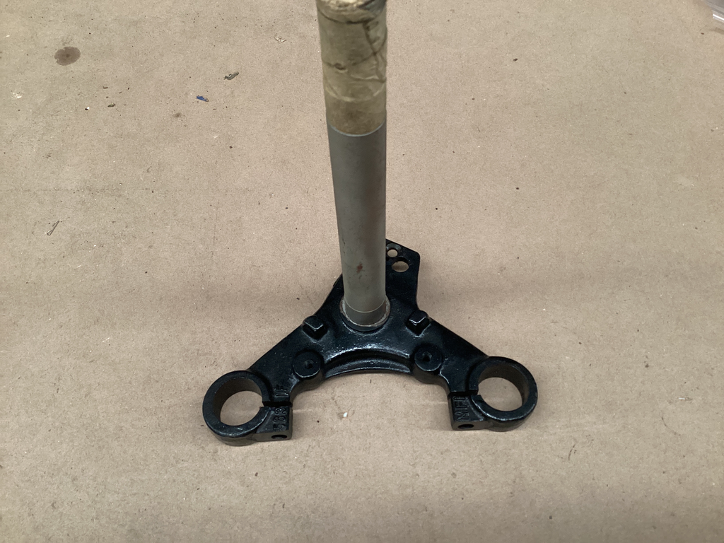 BASE MANUBRIO INFERIOR CARGO (YUGO) HASTA 99