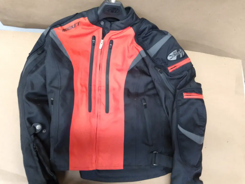 CHAMARRA ROCKET ATOMIC TALLA CH NEGRO/ROJO 28-30