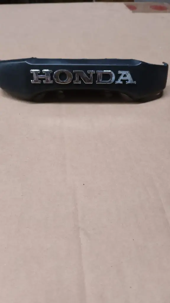 EMBLEMA FRONTAL PLATEADO CARGO/TITAN