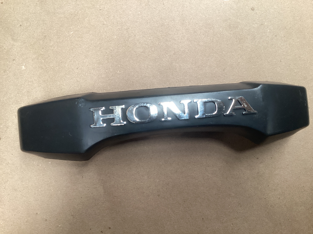 EMBLEMA FRONTAL PLATEADO TITAN 150
