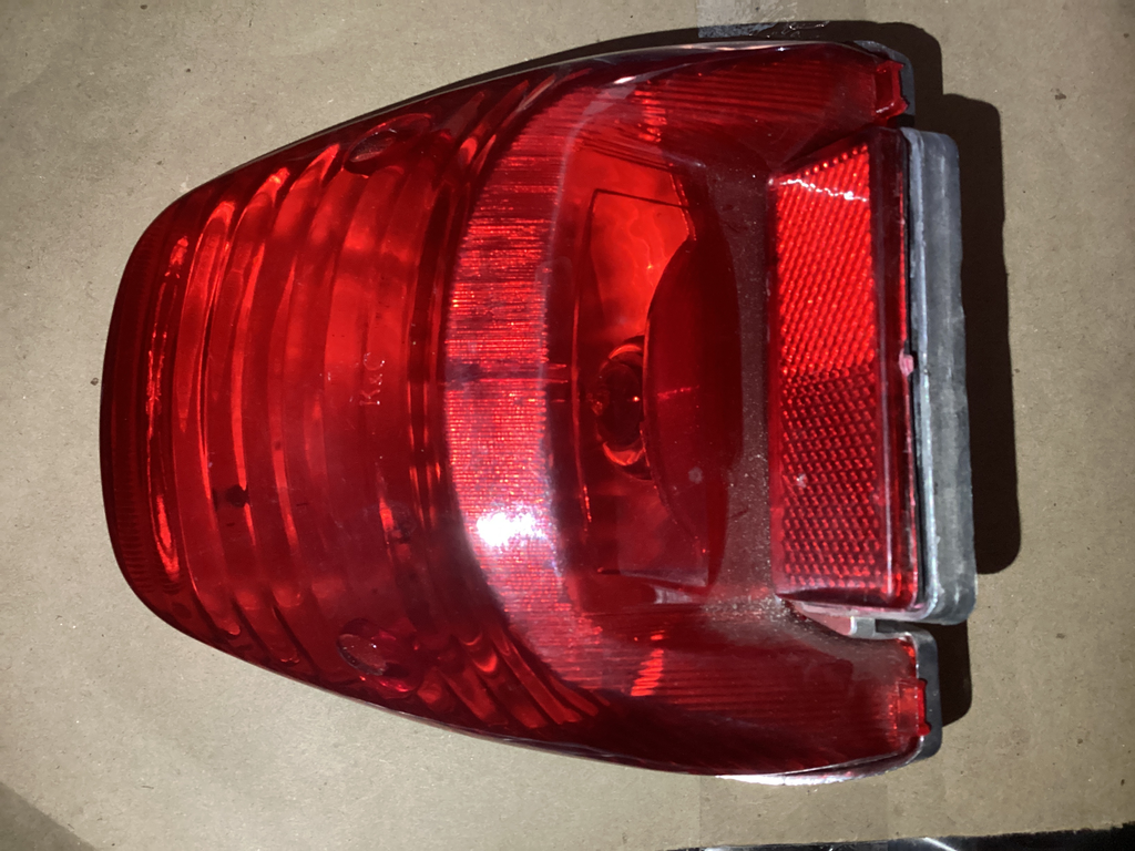 LUZ TRAS COMPLETA METALIZADA TITAN 150 - ROJA