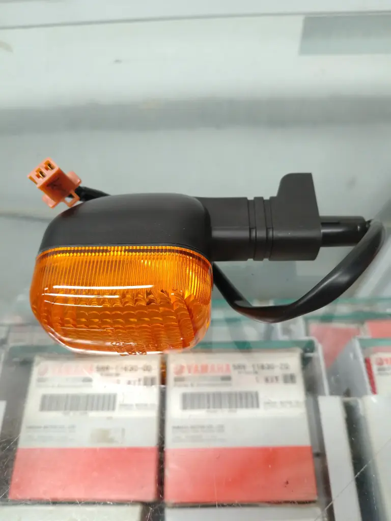 DESTELLADOR DE LUZ TRASERO ORIGINAL DE YAMAHA YW125 BWS 08-15