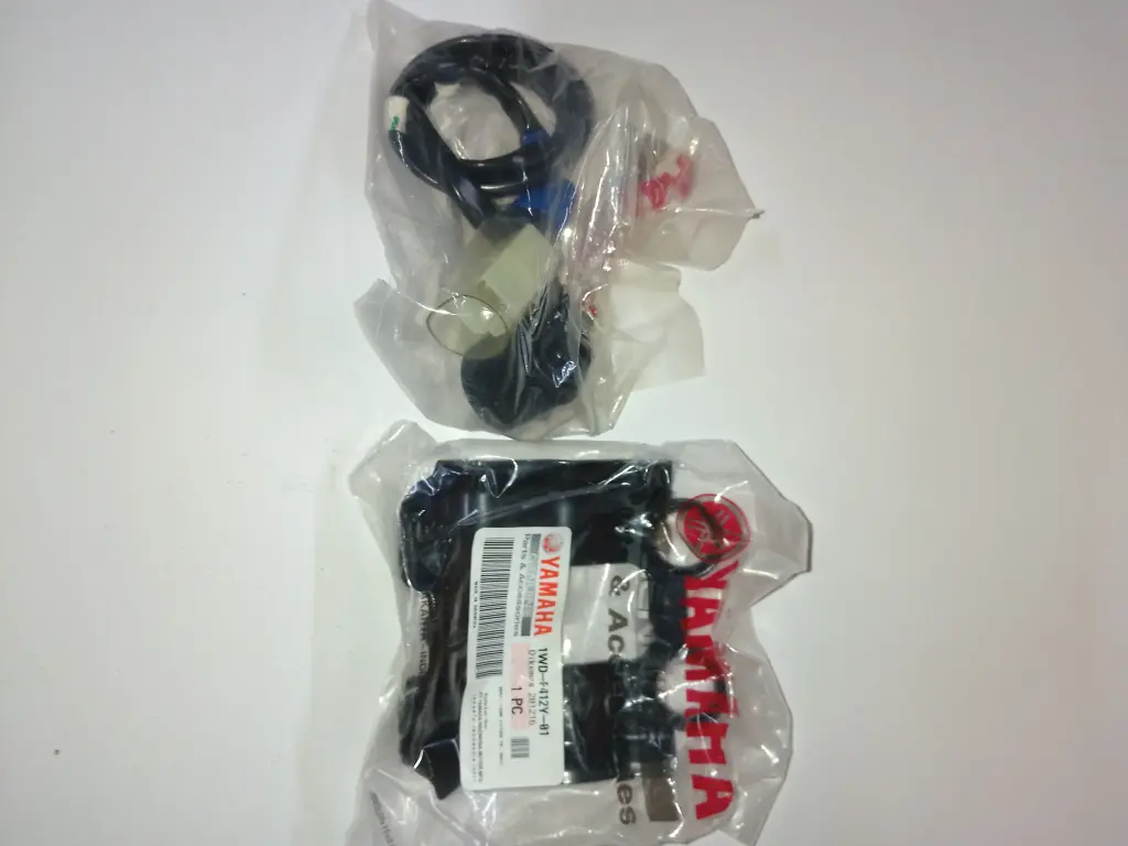INTERRUPTOR DE ENCENDIDO Y KIT DE SOPORTE DE TANQUE DE COMBUSTIBLE MT03