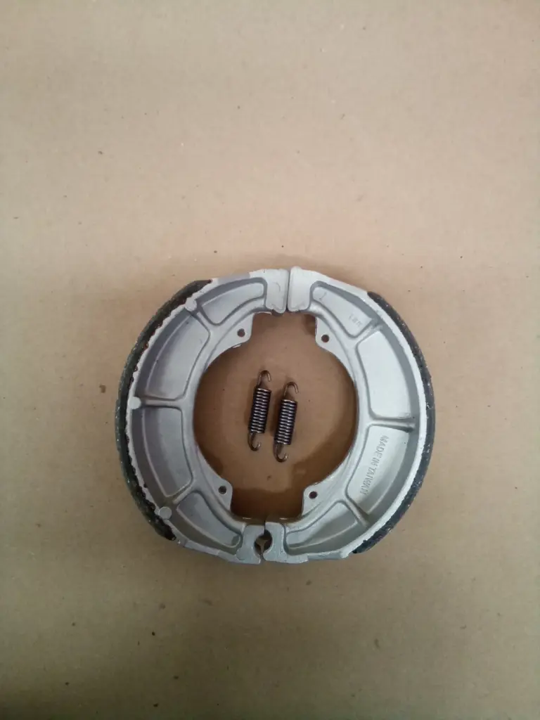 JGO BALATA TRASERA SZ GS125 GN125/250 SAM