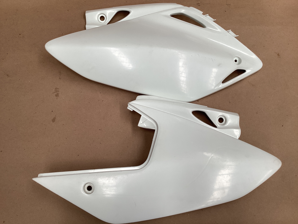 TAPA LATERAL CRF 450X 05 BLANCO