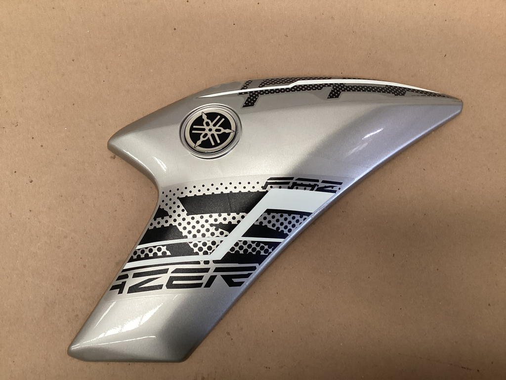 TAPA LATERAL GRIS YAMAHA FZ16 2015 ORIGINAL