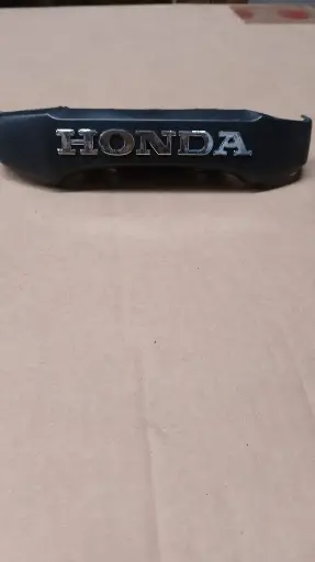 [S01610] EMBLEMA FRONTAL PLATEADO CARGO/TITAN