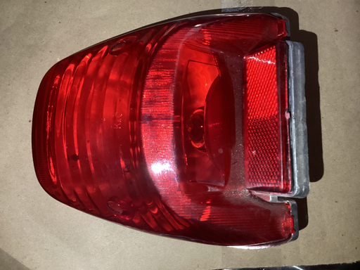 [02208] LUZ TRAS COMPLETA METALIZADA TITAN 150 - ROJA